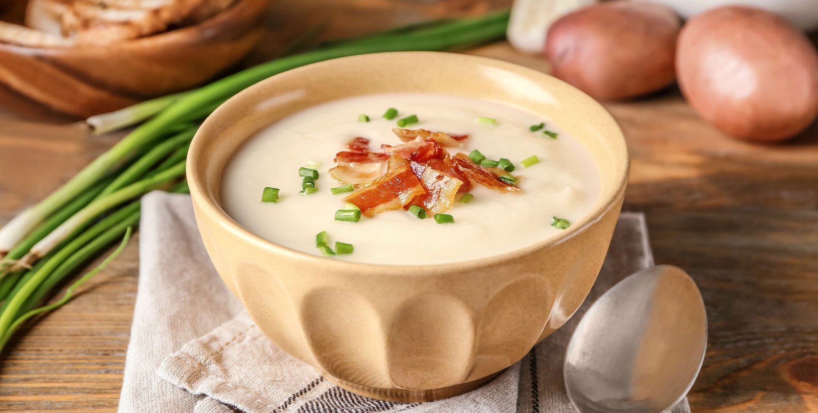 Kartoffelsuppe mit Pfifferlingen und Speck - EMSA