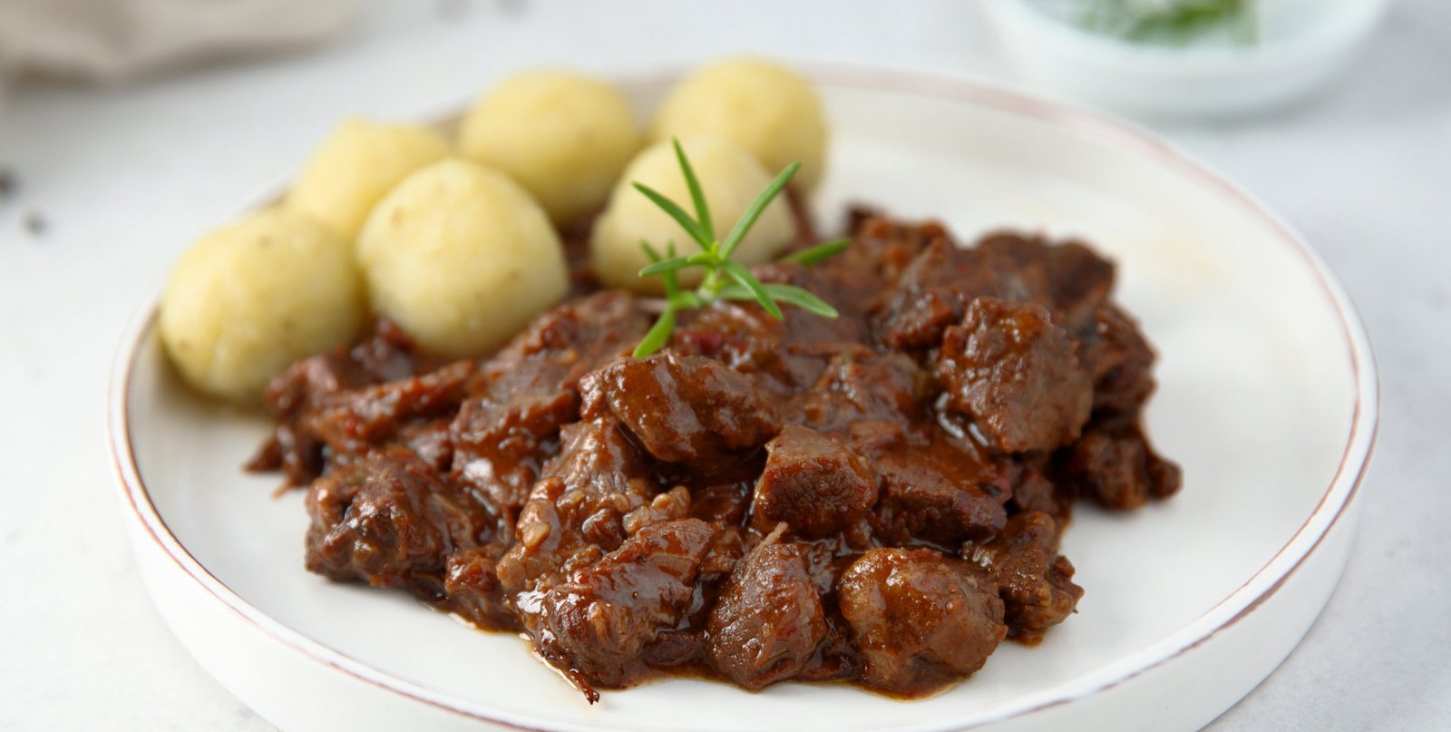 Hirschragout mit Serviettenkloß