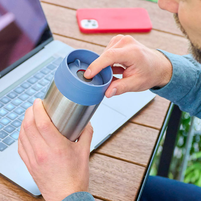 TRAVEL MUG Classic Blau und Laptop