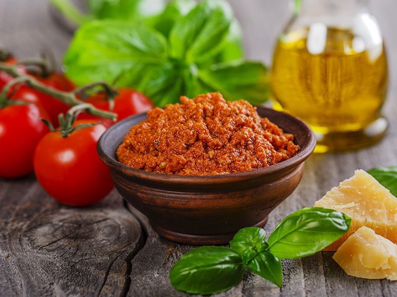 Tomaten-Ruccola-Pesto mit Öl