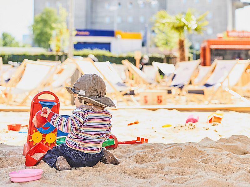 EMSA nachhaltig leben Kind spielt im Sand